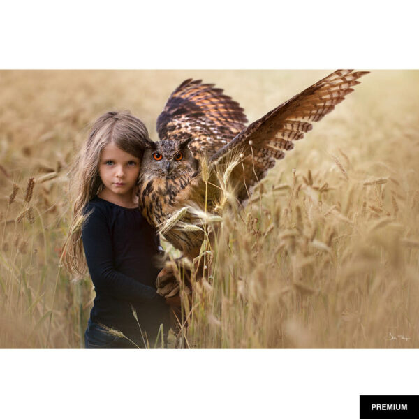 Bella Steger #9 | Ilvy mit Uhu Navajo im Feld, Fotografie